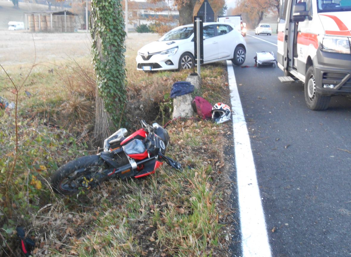San Severino – Schianto in moto, feriti due fratelli: 14enne soccorsa in eliambulanza